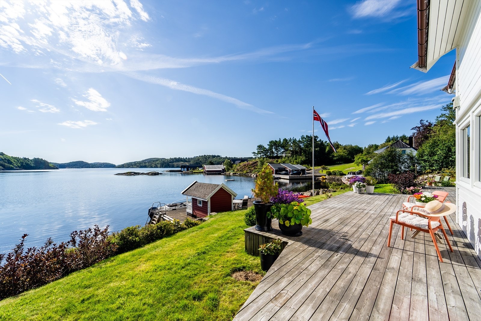 Lite kan måle seg med ekte sørlandsidyll. "Tean-i-tanga", bølgeskvulp, måkeskrik og lukten av sjø. Galleribilde