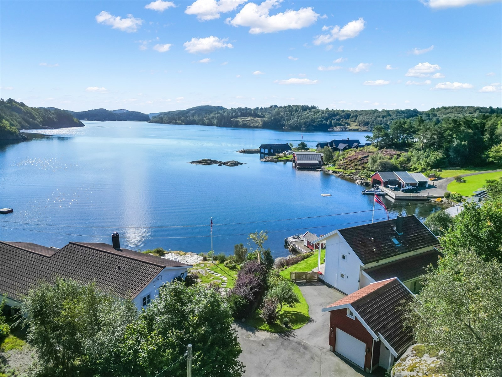 Eiendommen ligger inne i Birkenesbukta - en lun bukt i le for nordvesten. Galleribilde