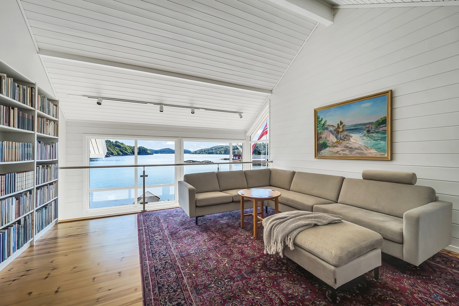Loftstue med god takhøyde og godt med lysinnslipp. Den flotte utsikten kommer godt til syne også fra dette rommet. Galleribilde