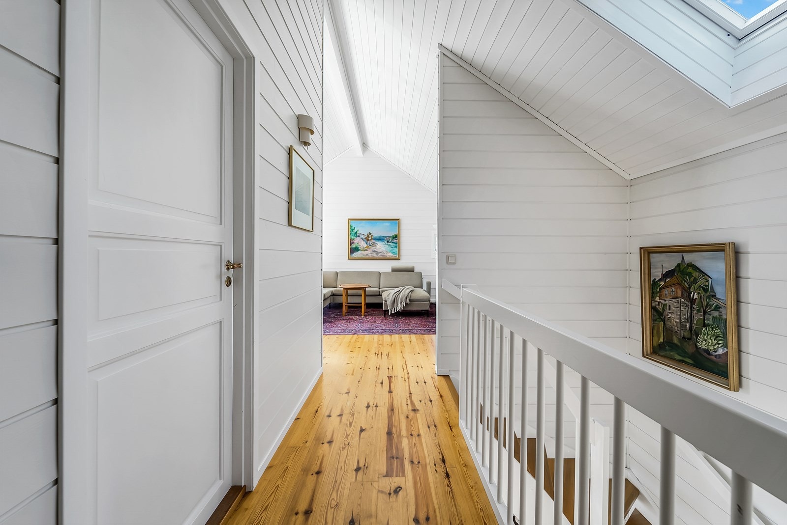 God takhøyde i boligens 2. etasje med lysinnslipp fra takvindu og vinduene i stua. Galleribilde