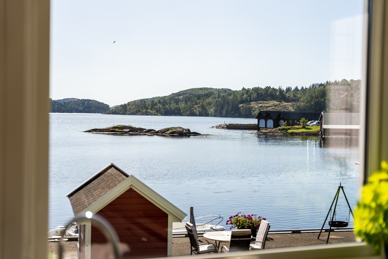 God oversikt fra kjøkkenet ned mot brygga og bukta. Galleribilde