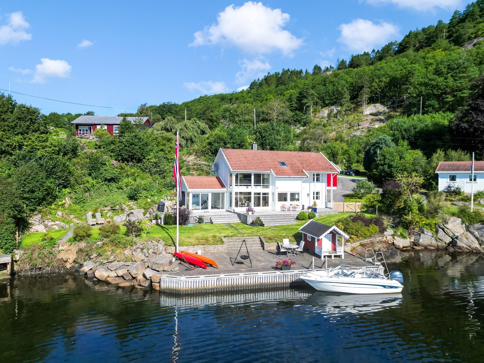 Eiendommen er et skue der den ligger med egen strandlinje, den blå sjøen og den frodige hagen, mens den bader i sol store deler av dagen. Galleribilde