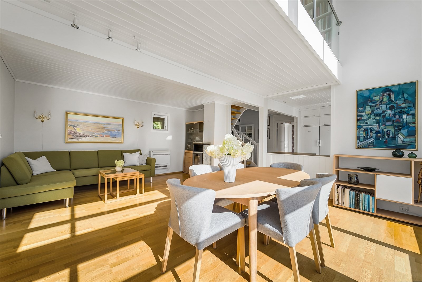 Deler av stuen har ekstra god takhøyde. Galleribilde