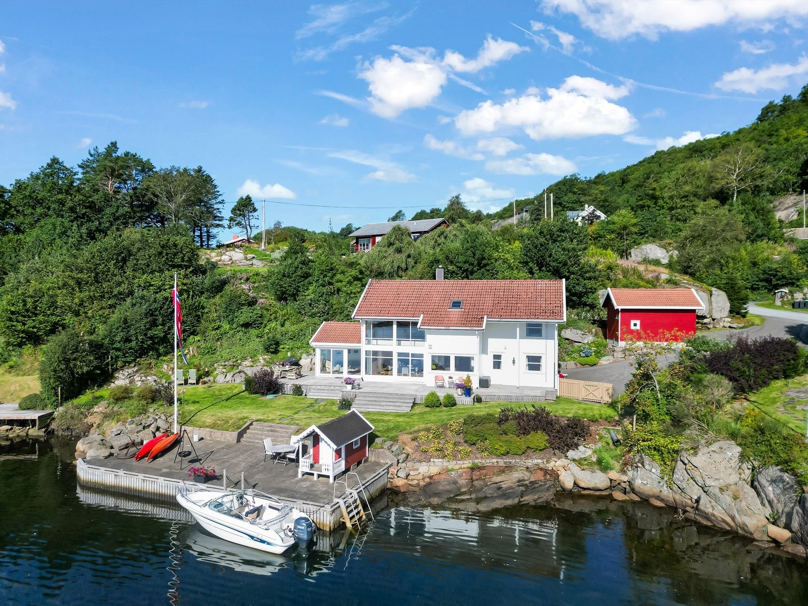 Eiendomsmegler MNEF Anita Cecilie Gabrielsen ønsker velkommen til Vestre Spindsvei 255 - en unik eiendom i strandkanten i idylliske Spind. Galleribilde