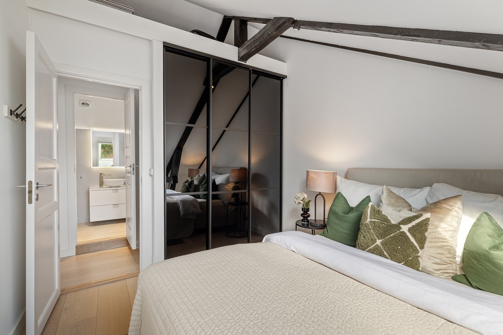 Skyvedørsgarderobe på hovedsoverommet Galleribilde