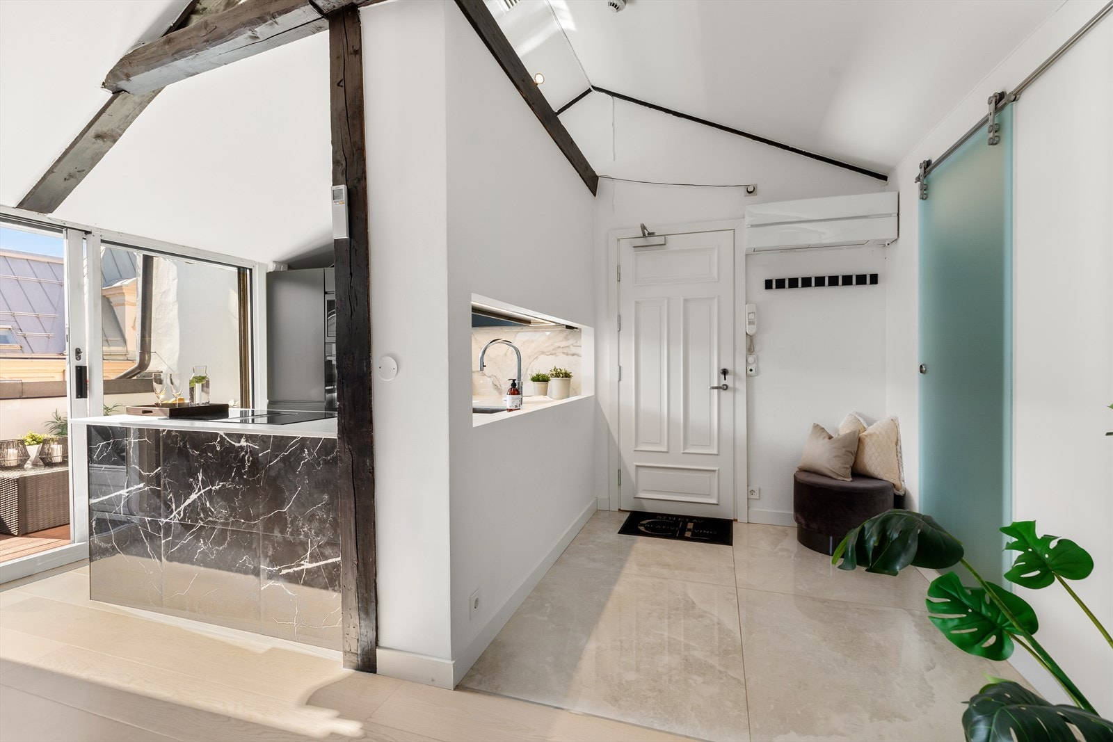 Entré med egen "walk-in" garderobe og varmepumpe m/aircondition fra 2019 Galleribilde
