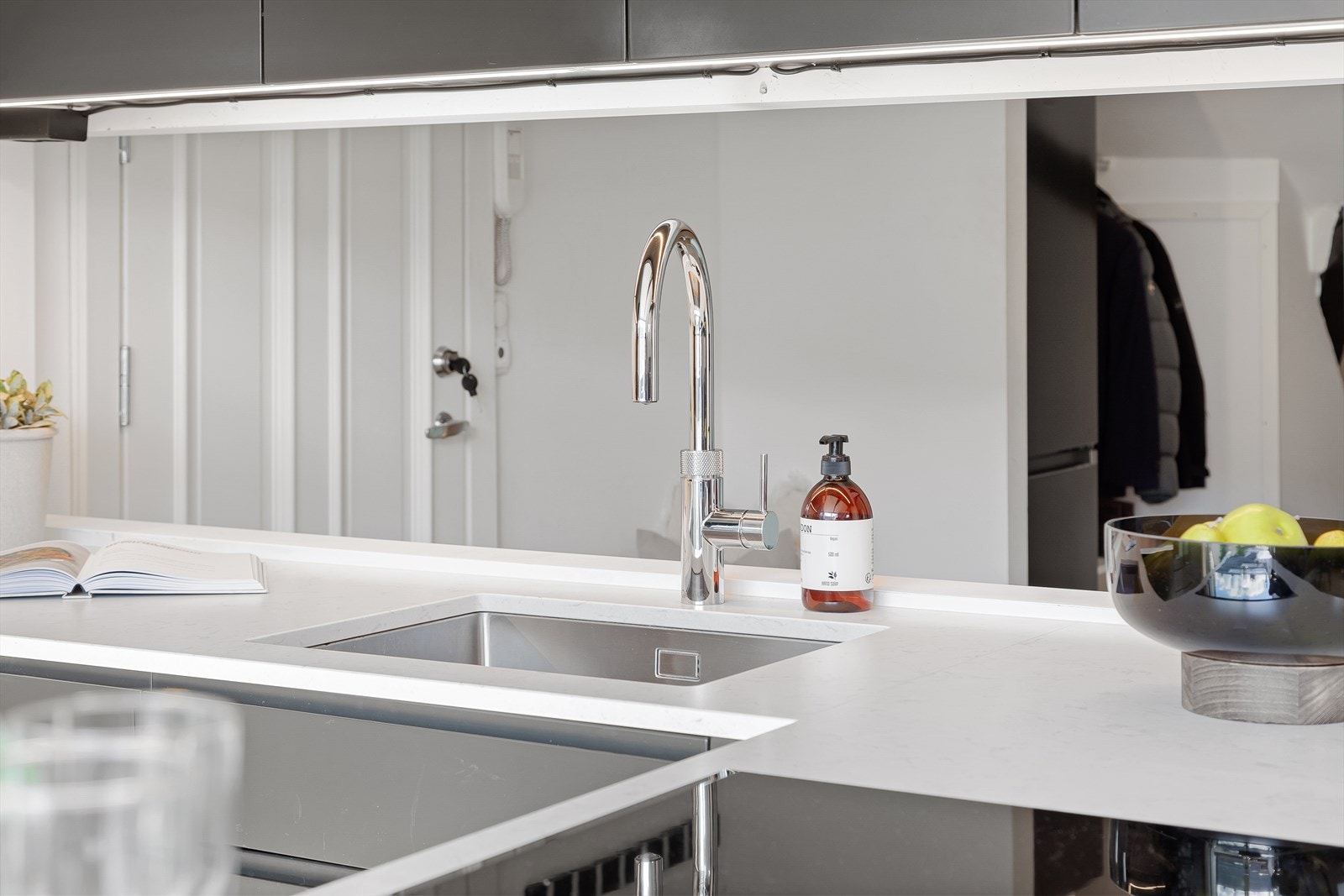 Quooker er montert sammen med den underlimte servanten Galleribilde
