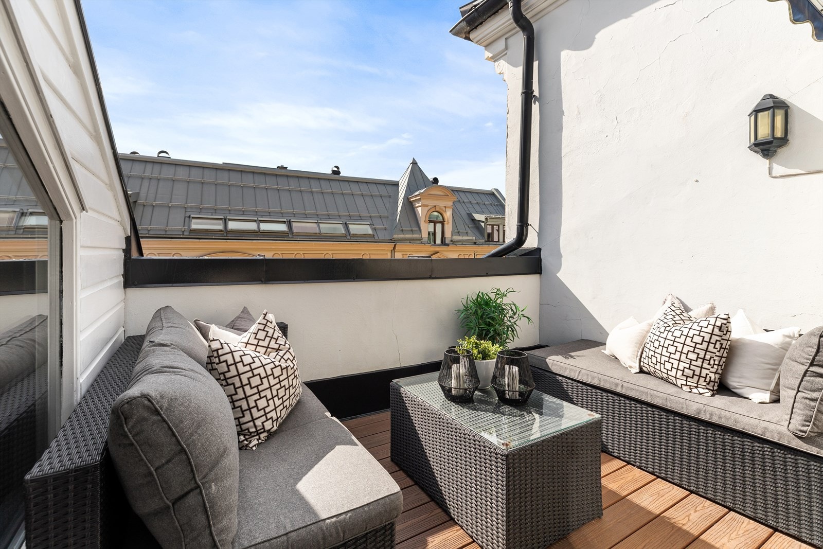 Fin og solrik terrasse med sol fra ca. kl.10:00 - 18:00, sommerstid Galleribilde