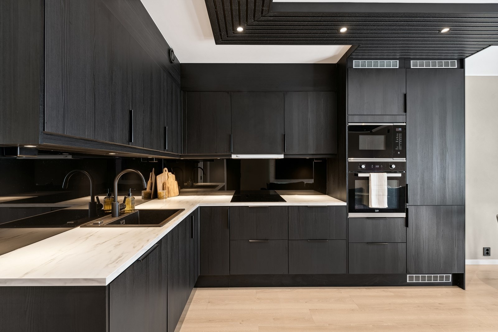 Kjøkkenet er modernisert i 2023 med stilrene, slette fronter på benke- og overskap, og en elegant benkeplate i laminat. Galleribilde