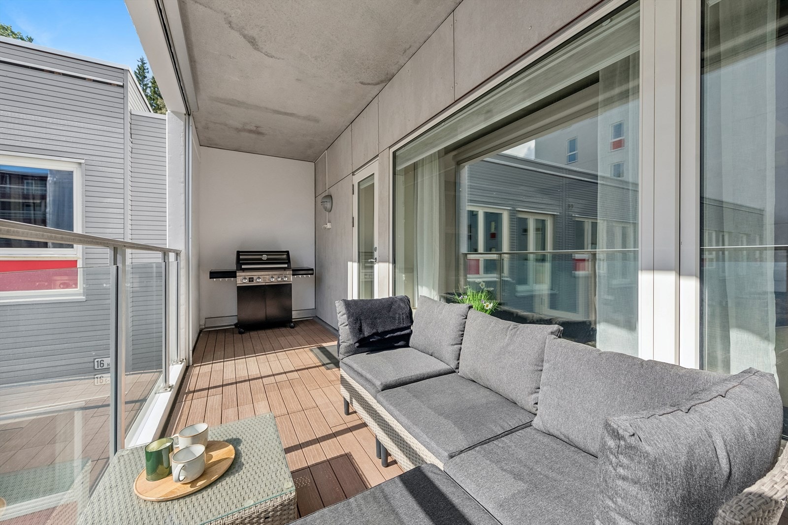 Fra stuen har du tilgang til en lys og solfylt balkong på ca. 10 kvm. Galleribilde