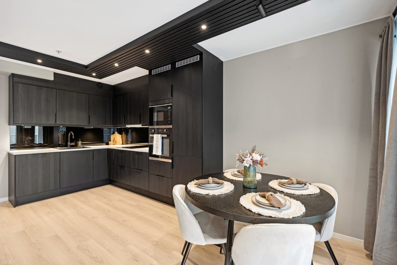 Oppvaskkummen i kompositt er utstyrt med et praktisk 1-greps blandebatteri, og avløpsrørene i plast sikrer et moderne og vedlikeholdsfritt kjøkkenmiljø. Galleribilde