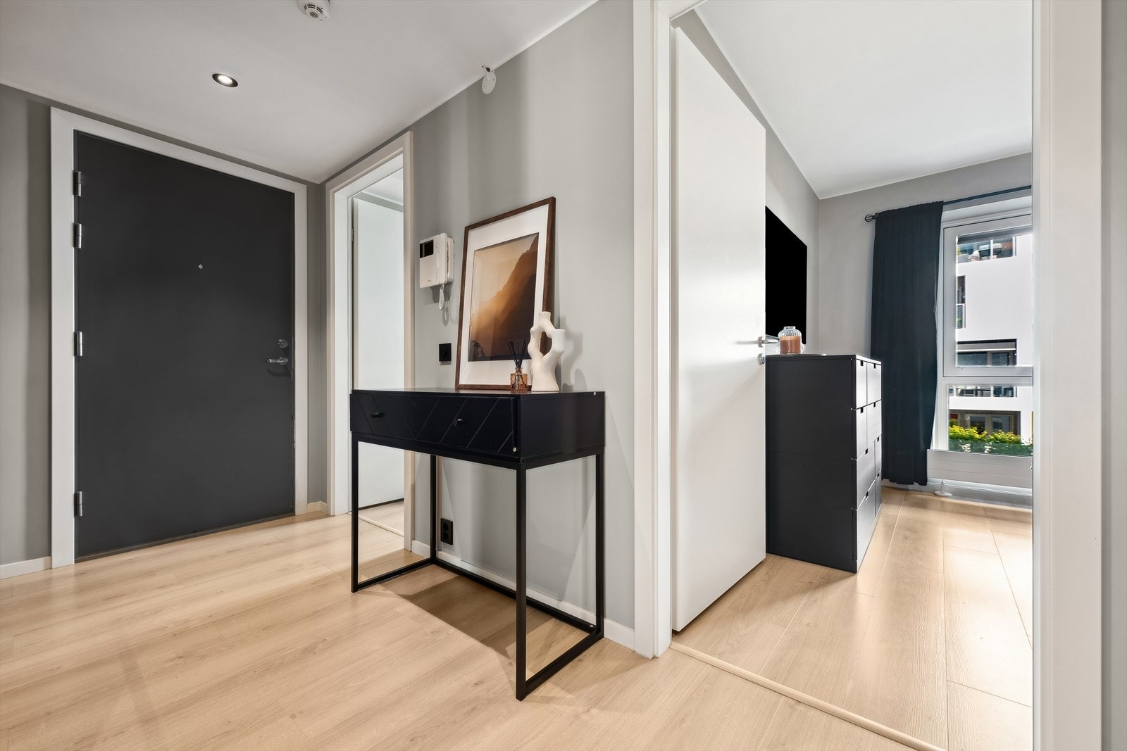 Leiligheten er ideelt plassert i byggets 2. etasje, med enkel adkomst via heis eller felles trappeoppgang. Velkommen! Galleribilde