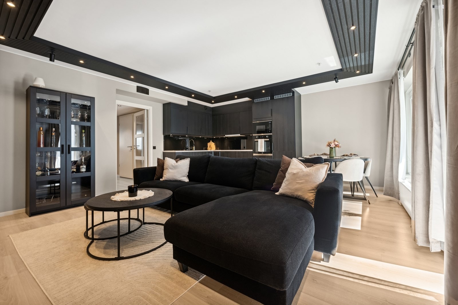 Den åpne planløsningen mellom stue og kjøkken legger til rette for sosiale samlinger og det daglige livet. Galleribilde