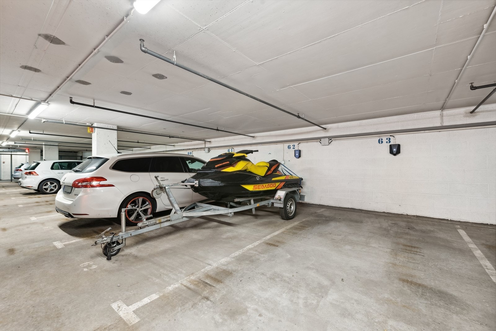 En garasjeplass i det oppvarmede garasjeanlegget under bygget følger med, og du har enkel tilgang via heis. I tillegg har du mulighet til å installere elbil-lader. Galleribilde