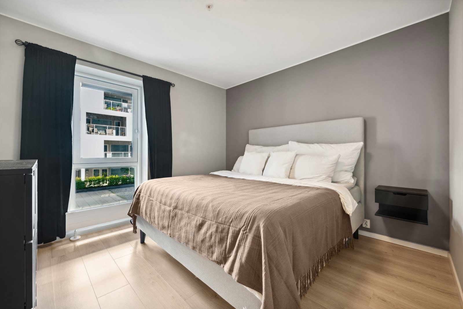 Leiligheten har to romslige soverom som gir deg fleksibilitet til å tilpasse etter dine behov. Galleribilde