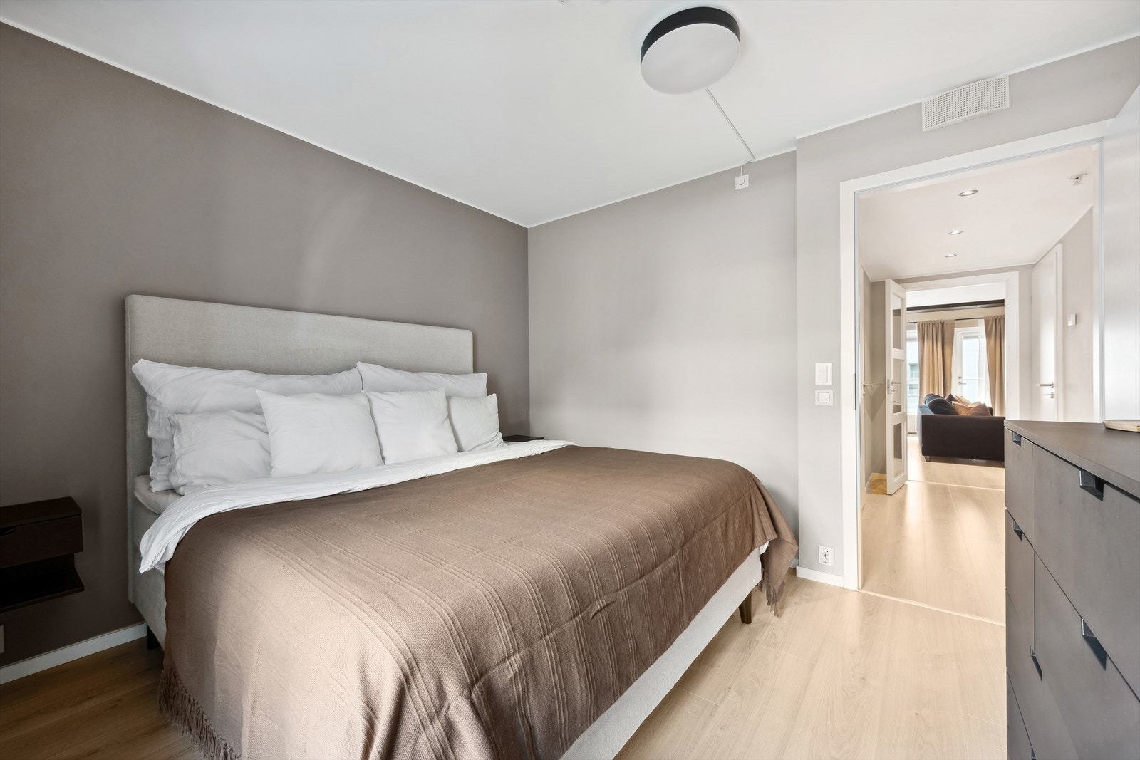 Hovedsoverommet er innredet med en komfortabel dobbeltseng og tilhørende nattbord, og tilbyr en rolig oase for avslapning. Galleribilde