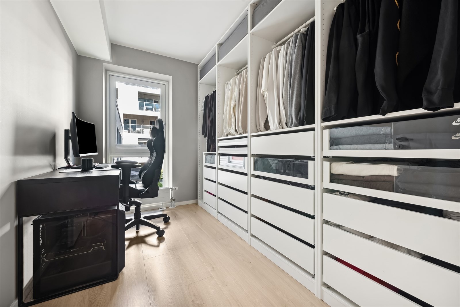 Det andre soverommet er i dag innredet som en praktisk garderobe/kontor, men kan lett omgjøres til et ekstra soverom eller tilpasses etter dine ønsker. Galleribilde