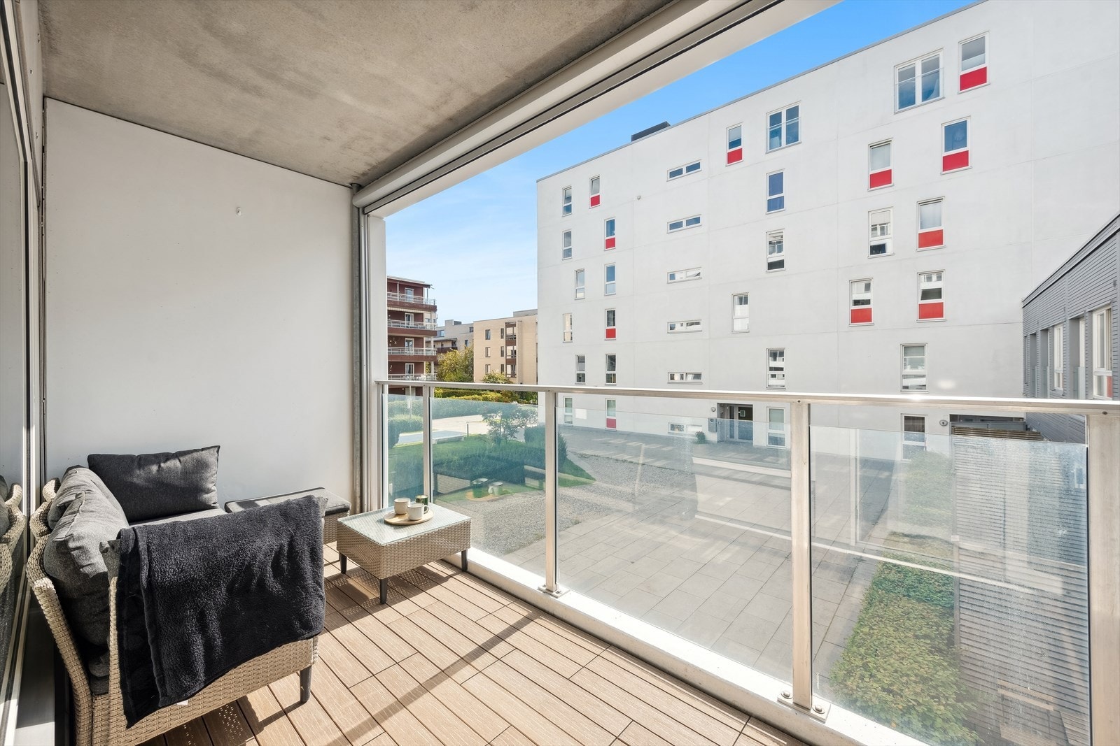 Her er det god plass til en komfortabel sittegruppe og annet møblement, slik at du kan tilbringe lange, varme sommerdager i avslappende omgivelser. Galleribilde