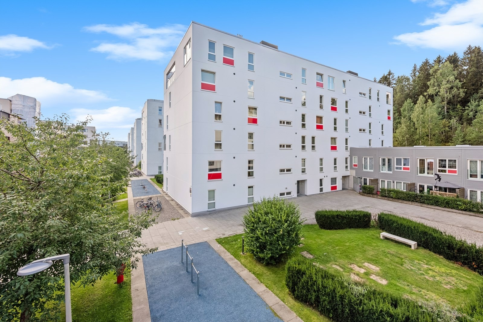 Nærområdet er preget av trivelige gangstier, grøntområder, lekeplasser, spisesteder og servicetilbud m.m. Galleribilde