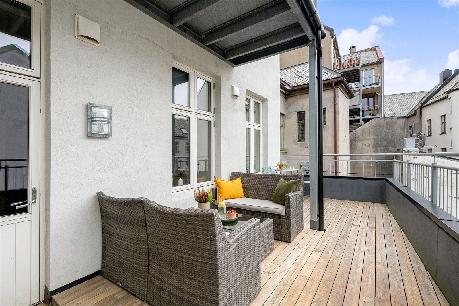 Fra soverommet har man utgang til flott terrasse på ca. 16 kvm Galleribilde