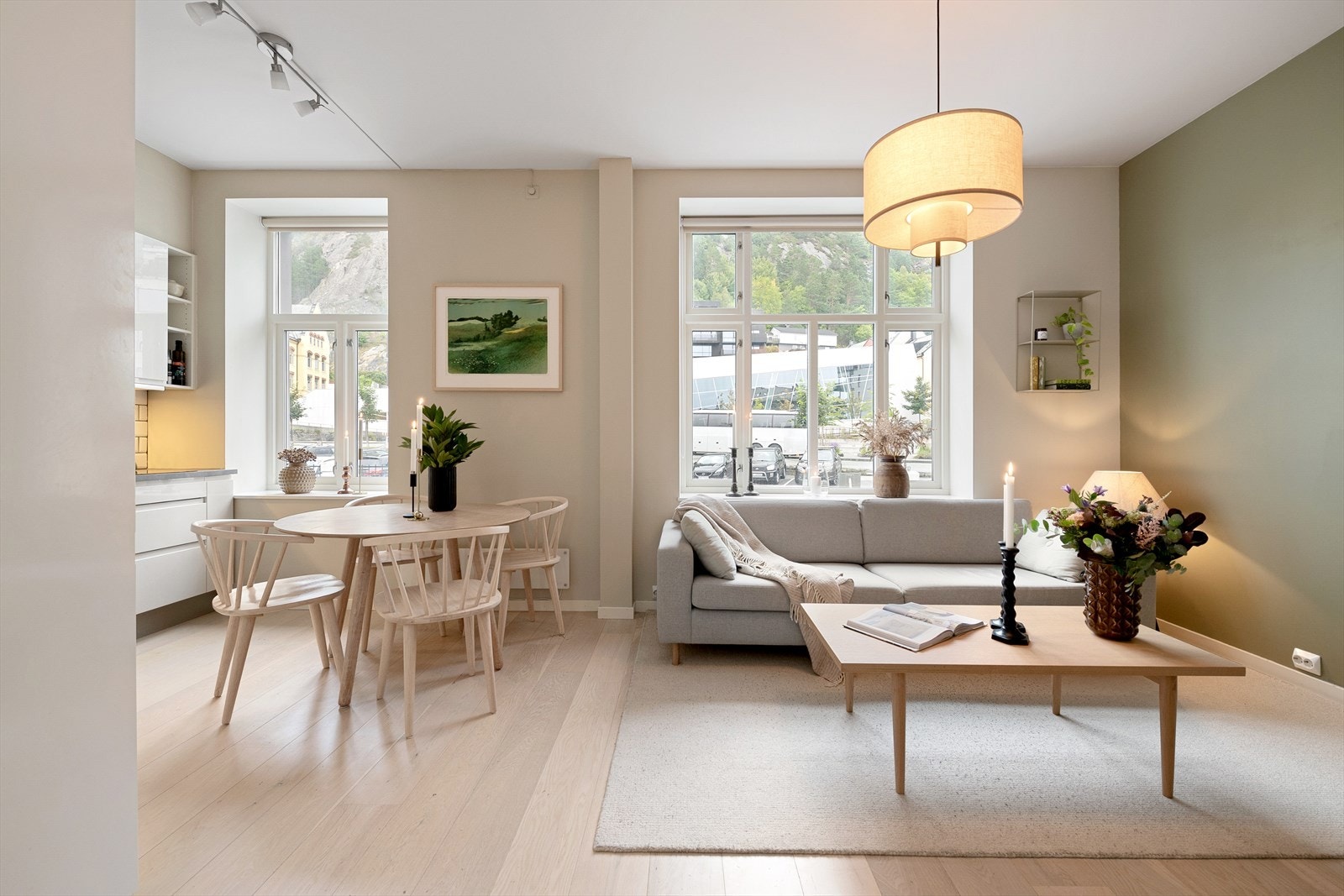 Boligens store vinduer gir rikelig med naturlig lys, og fin utsikt mot grøntareal på Utstillingsplassen. Galleribilde