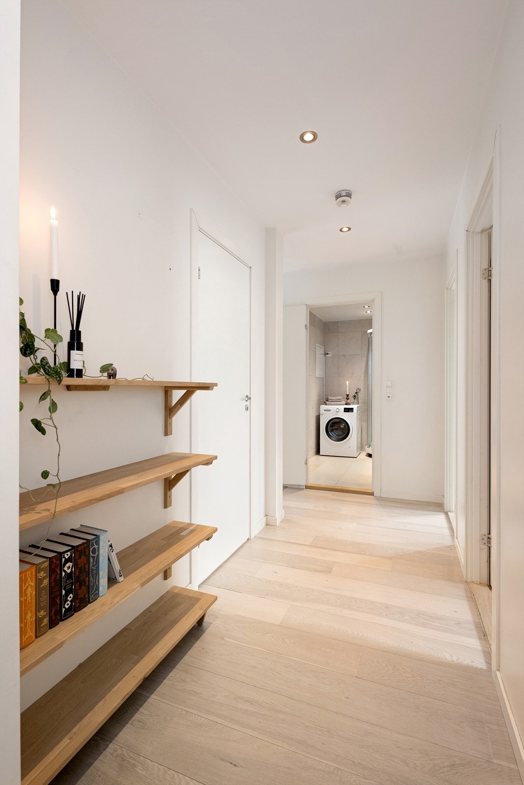 Gangen har god størrelse. Fra gangen har du tilgang til badet, to soverom, og stue/kjøkken. Galleribilde