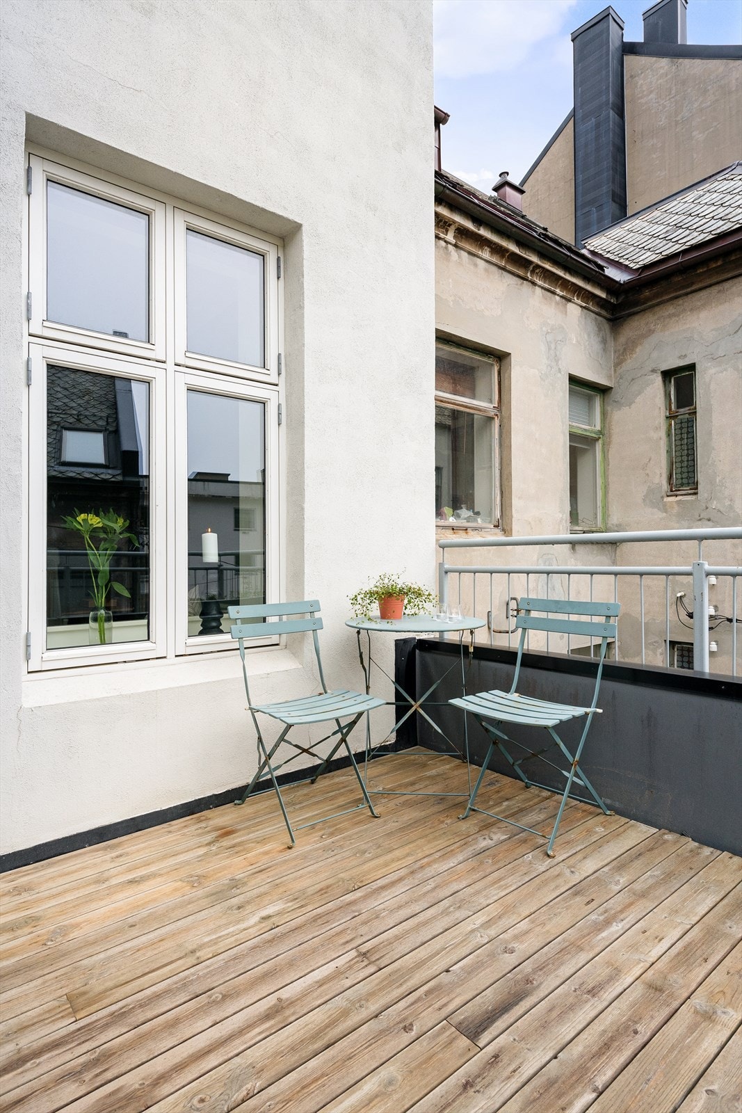 Terrassen er romslig med plass til flere sittegrupper. Galleribilde
