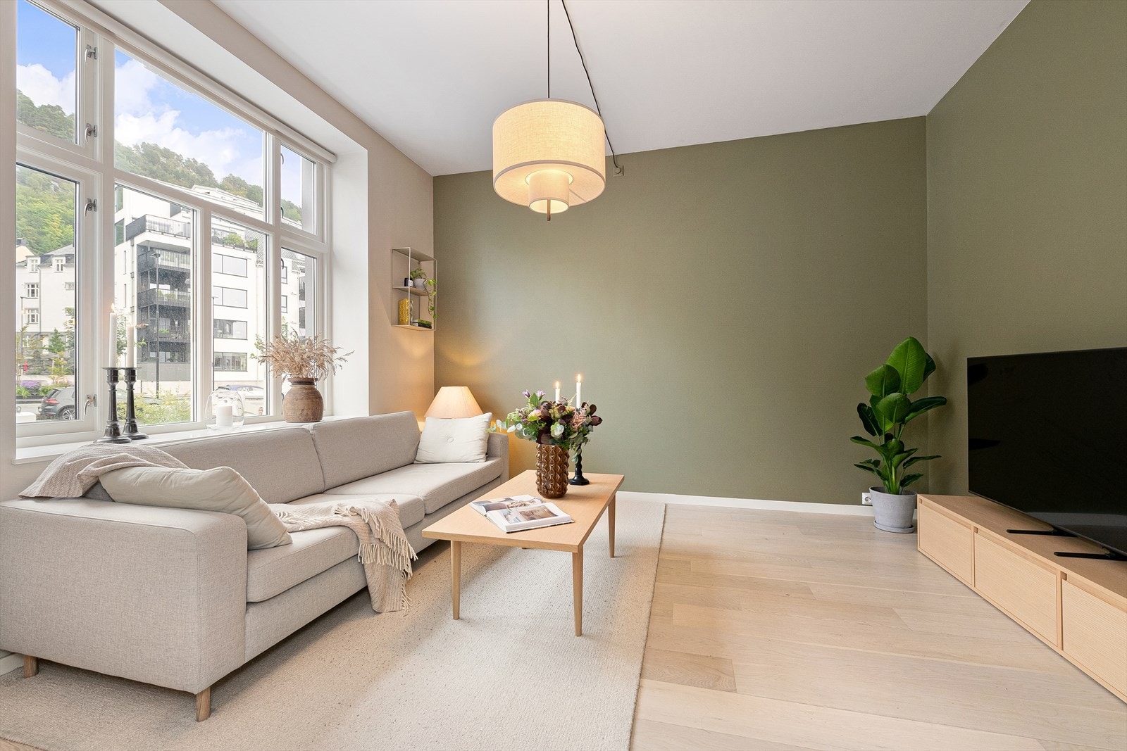 Leiligheten har parkett på gulv, malte/tapetserte veggflater og malte innvendige tak. Galleribilde