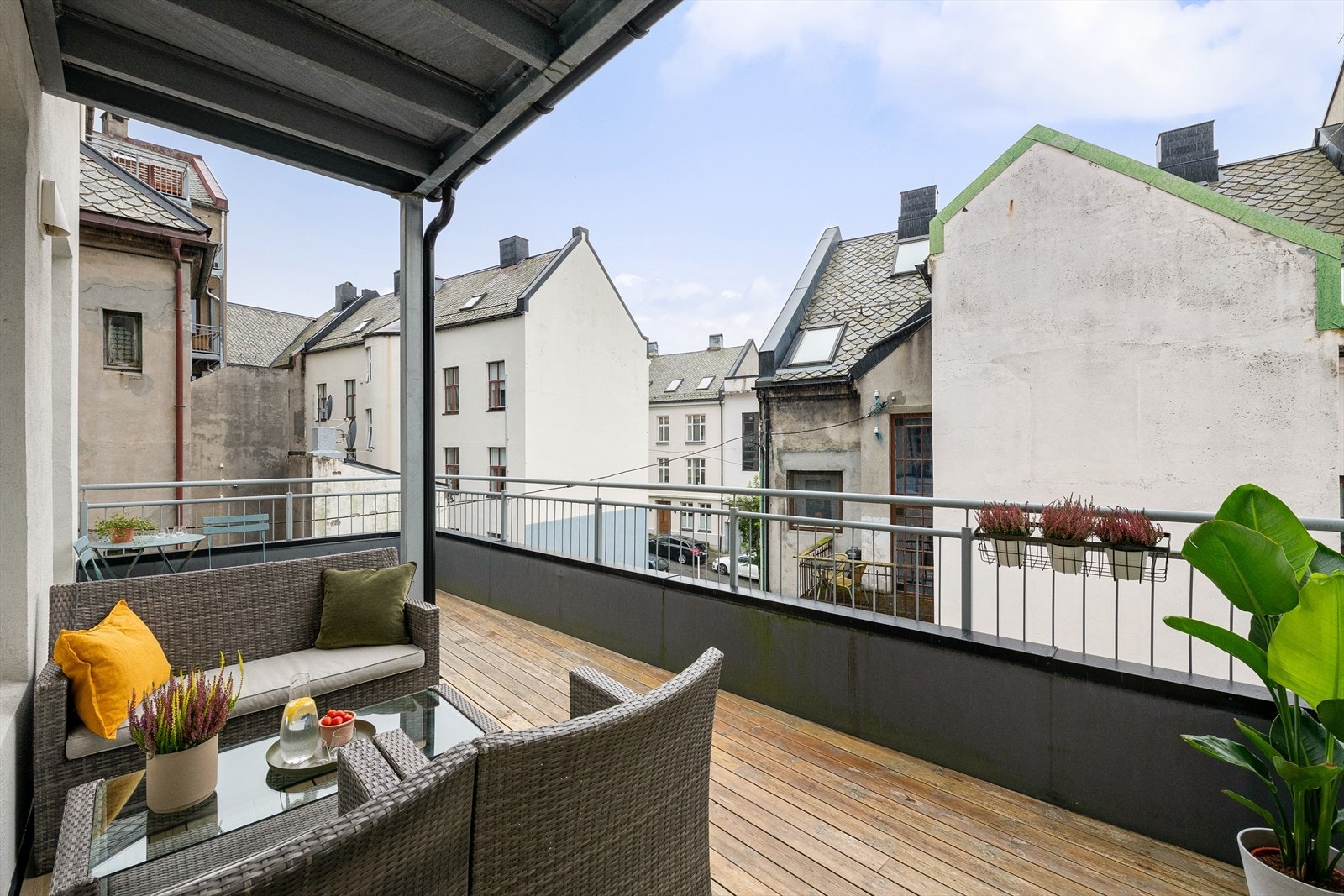Vi har gleden av å presentere en flott 3-roms med gjennomgående moderne kvaliteter og sydvendt solrik terrasse. Galleribilde