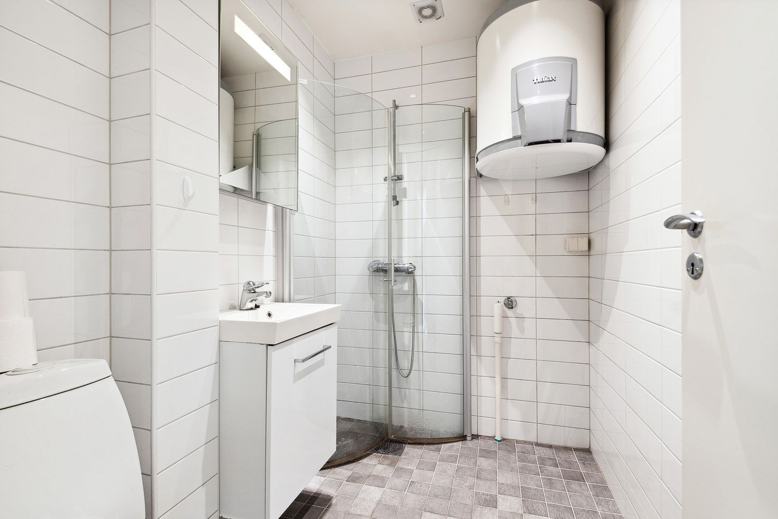 Pent, flislagt bad med varme i gulv. Galleribilde