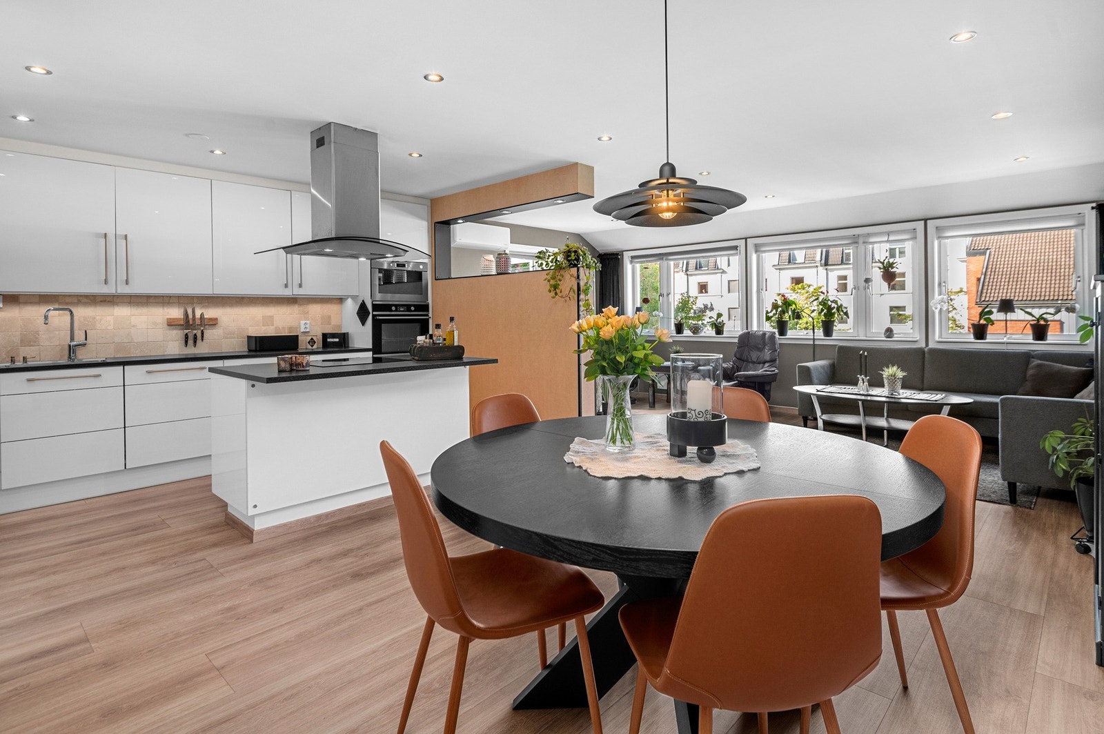 Velkommen til Øvre Møllenberg gate 71 a - stor 4-roms terrasseleilighet på hele 122m2 BRA - påkostet og oppgradert fra 2023/2011 Galleribilde