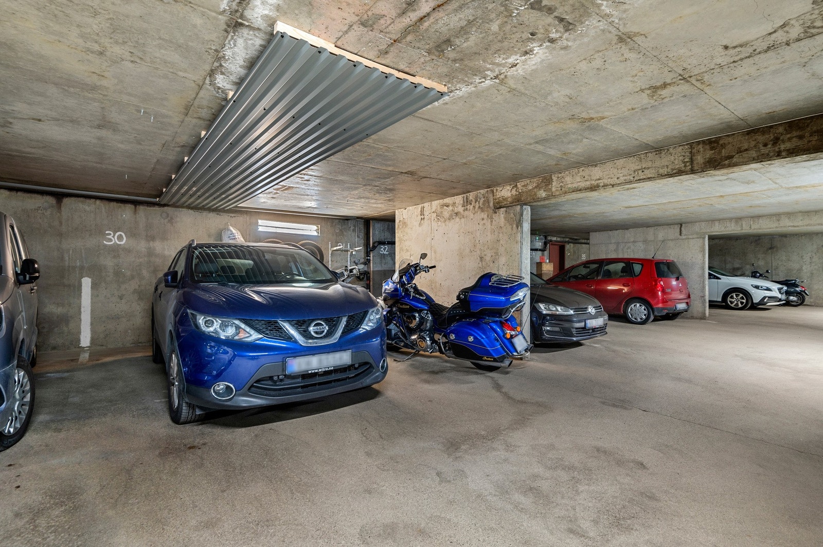 Garasjekjeller med god kapasitet, dagens eier leier ekstra parkeringsplass. I tillegg gjesteparkering hvor det er godt med plasser. Galleribilde