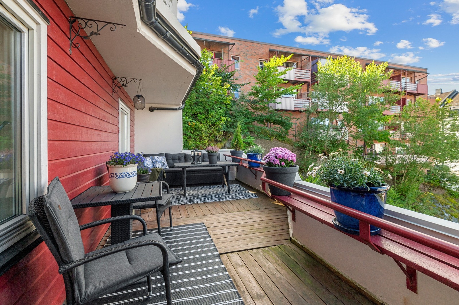 Terrasse er på 17m2 som er vestvendt, og dels overbygd. Galleribilde