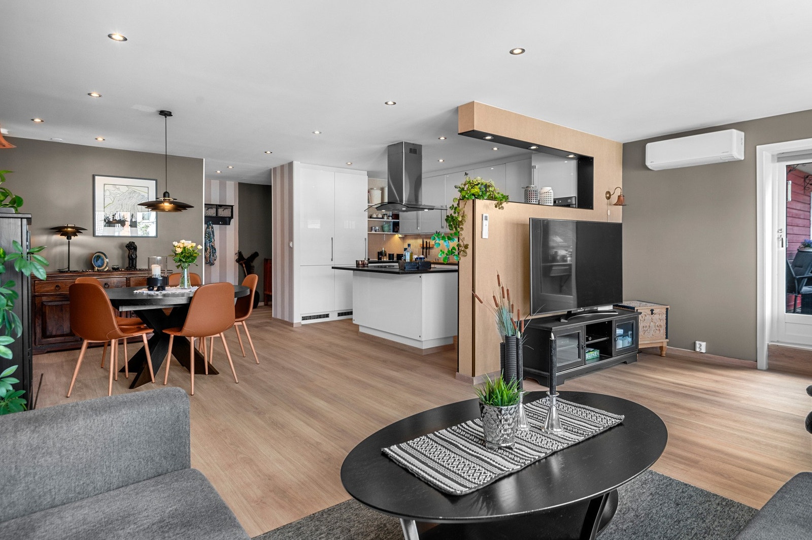 Stue/kjøkken utgjør totalt hele 42m2, slik at du her har god plass til flere sittegrupper. Galleribilde