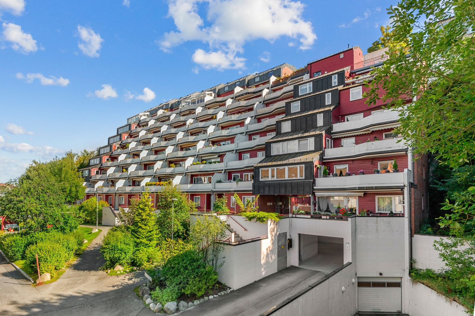 Terrassebygget har fin plassering i rolig del av Møllenberg, felles takterrasse, og utgang fra heis mot Weidemanns vei hvor du bl.a. finner Bunnpris-butikk. Galleribilde