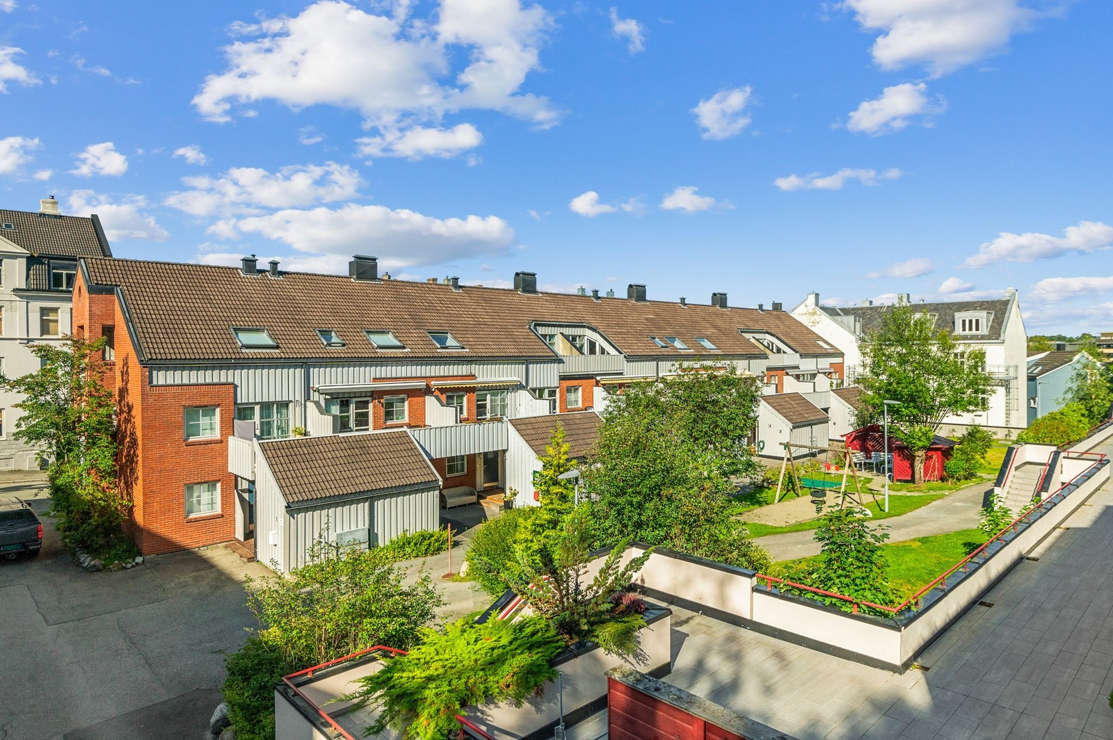 Hyggelig uteområde mellom byggene, på taket av bygget er det en felles takterrasse for beboerne. Galleribilde