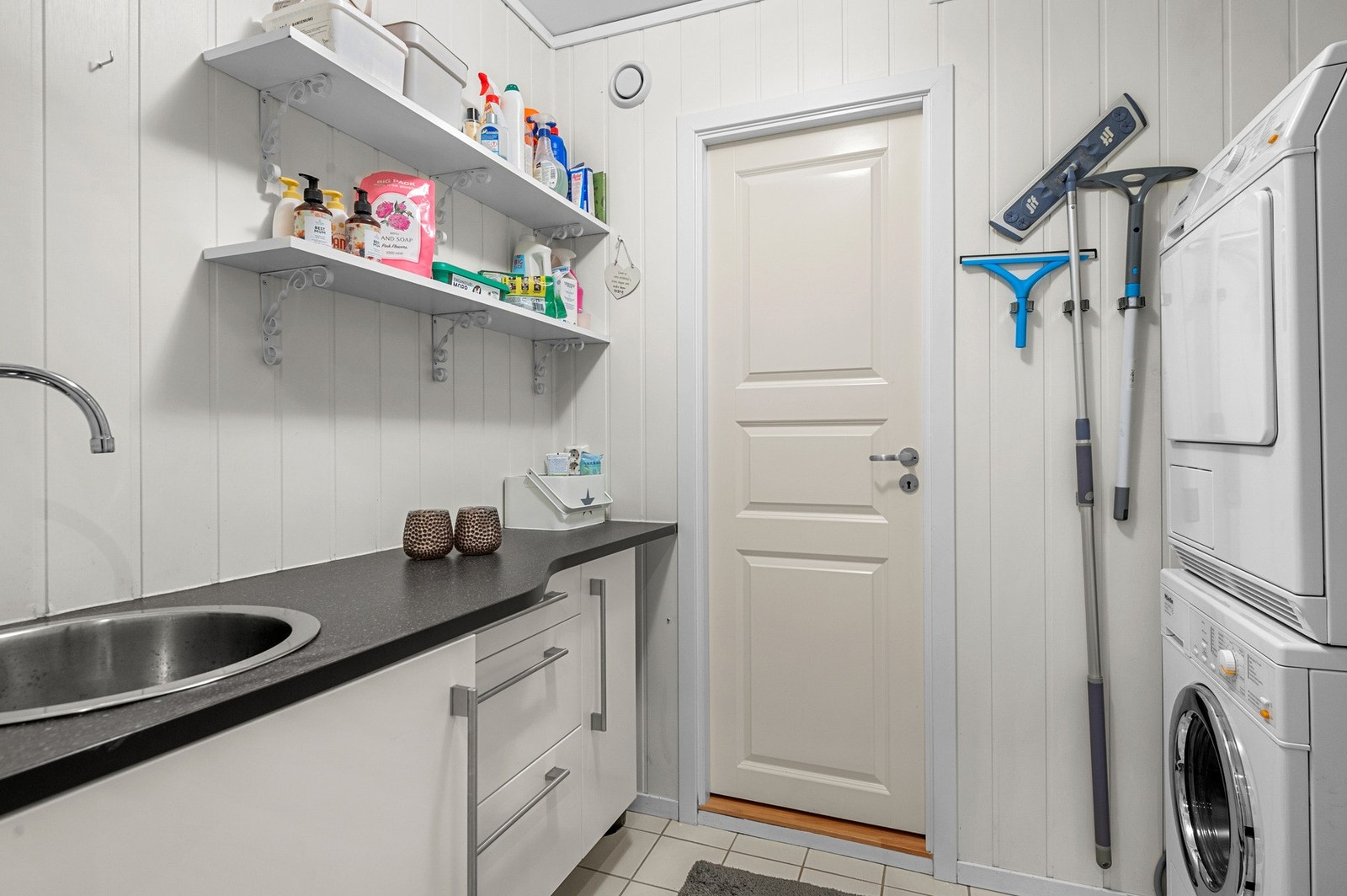 Separat vaskerom på 4m2 med uttak for både vaskemaskin og trommel. I tillegg utslagsvask og skapplass. Rommet innenfor er en bod på hele 8m2. Galleribilde