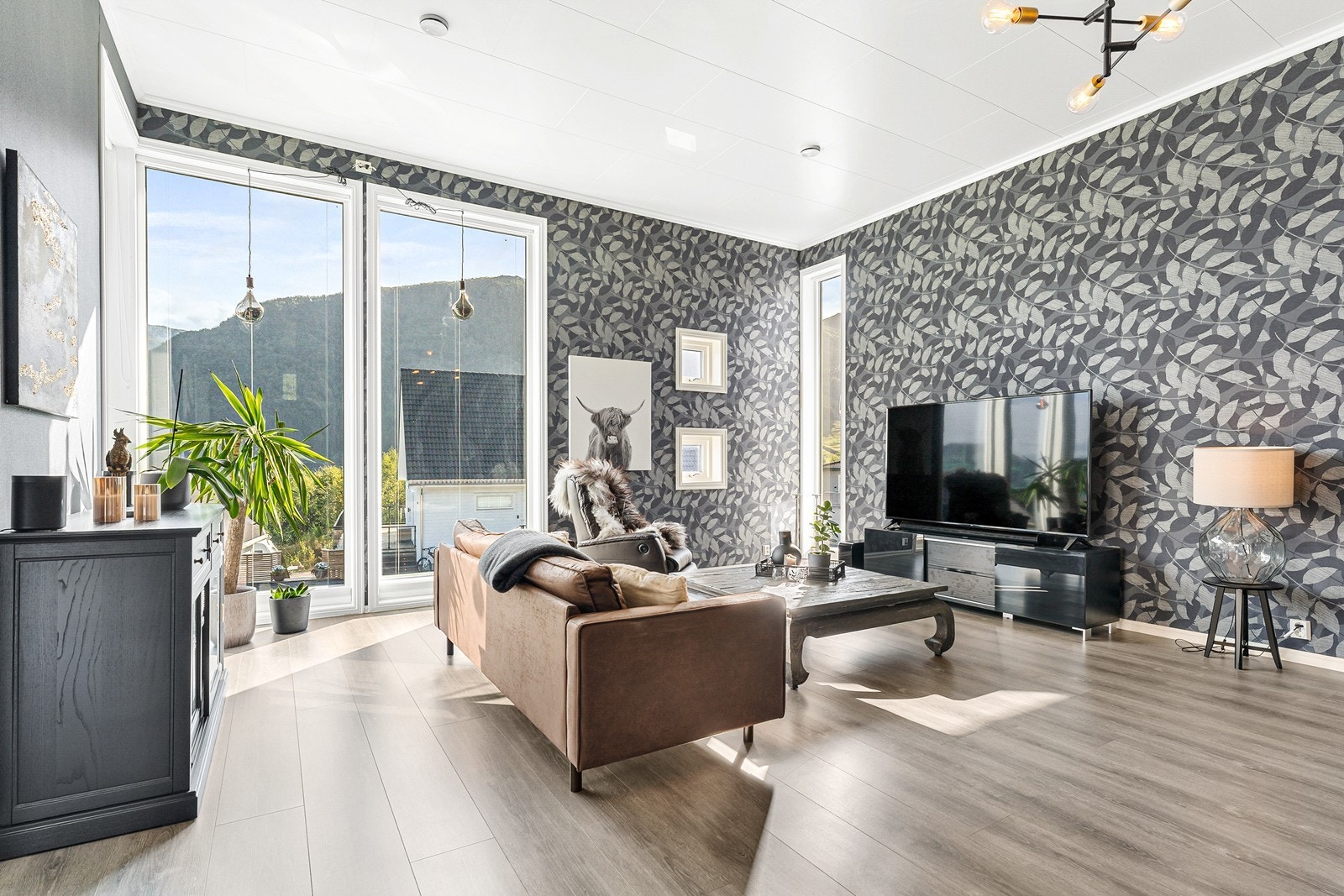 Den sosiale sonen er av det romslige slaget og kan naturlig deles inn i ulike soner med sofagrupper og spisebord. Galleribilde