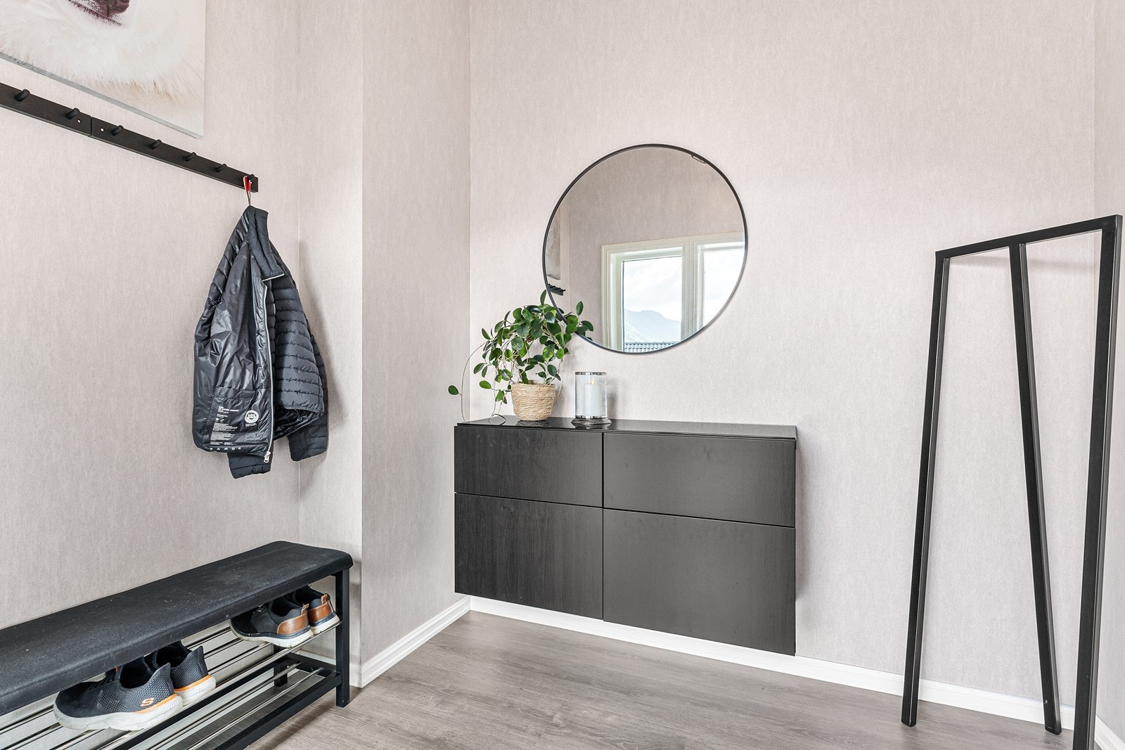 Du legger fort merke til de lekre overflatene, med flott laminatgulv og ellers tapetserte og ferdigmalte plater. Galleribilde