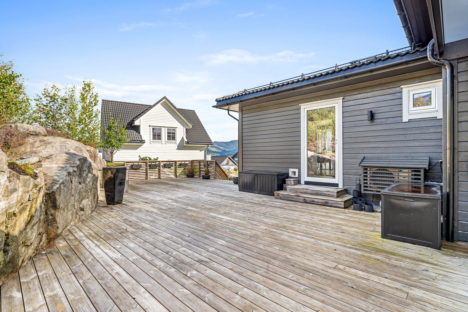 Stor terrasse med rikelig av plass til ønsket innredning. Galleribilde