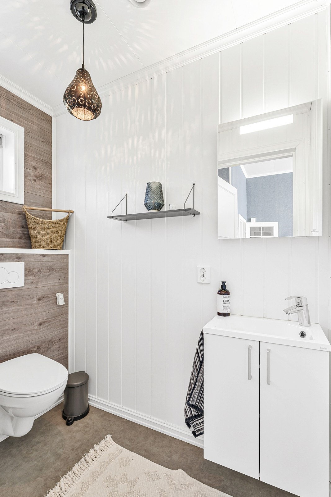 Det er også gjestetoalett, praktisk plassert nær inngangspartiet. Galleribilde