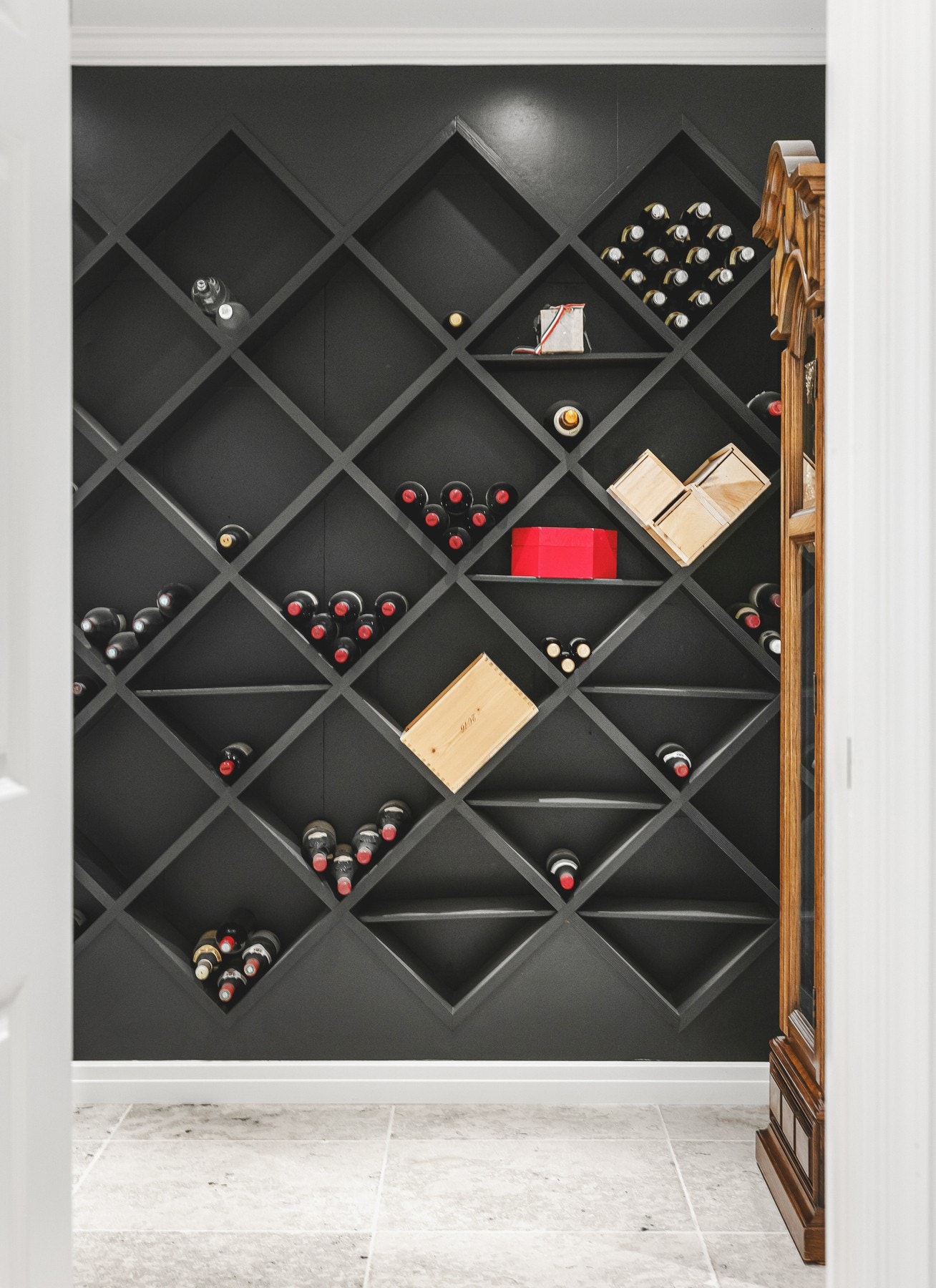 Detaljbilde vinhyller Galleribilde