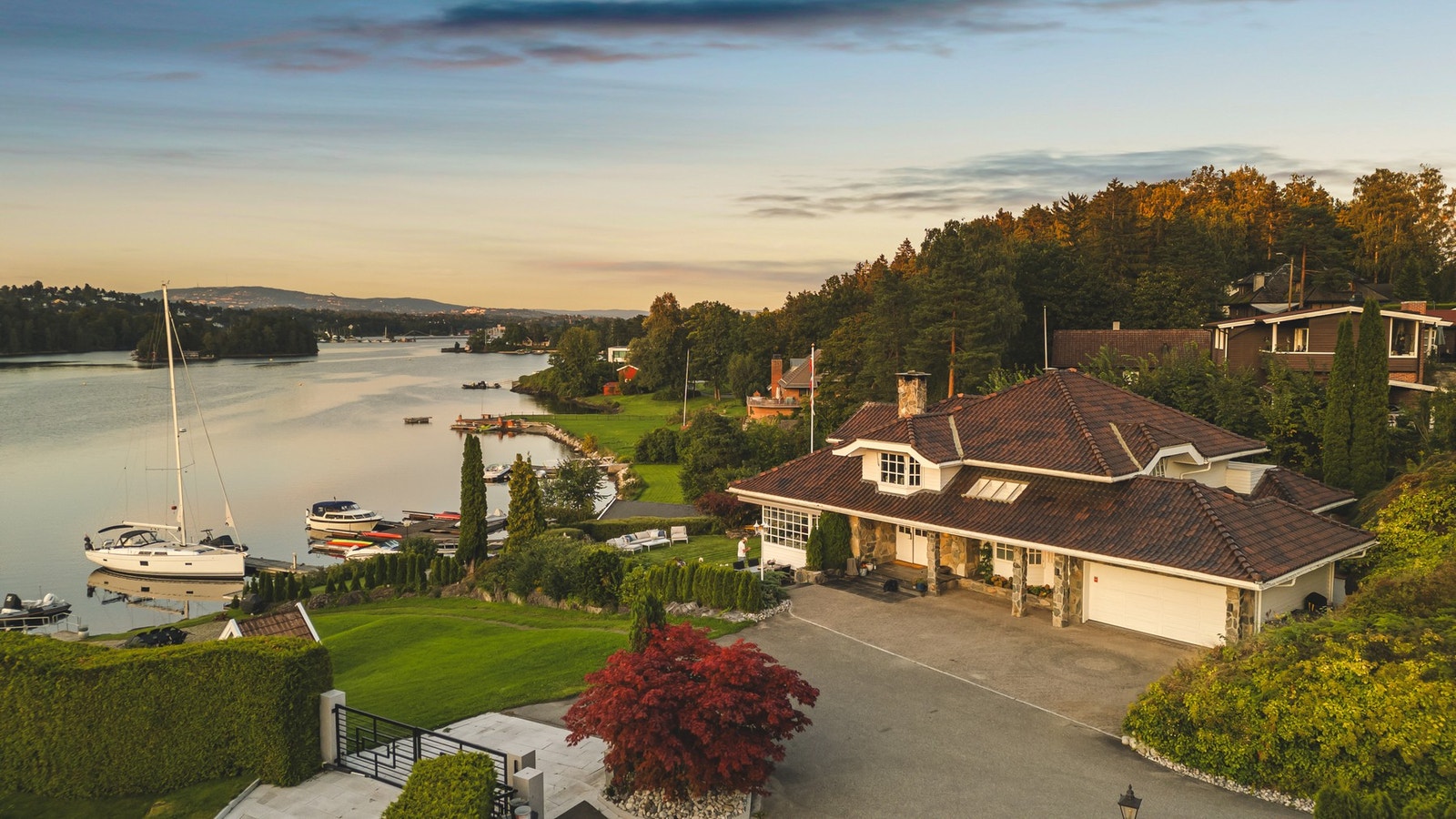Fantastisk beliggenhet i vannkanten på vakre Nesøya Galleribilde