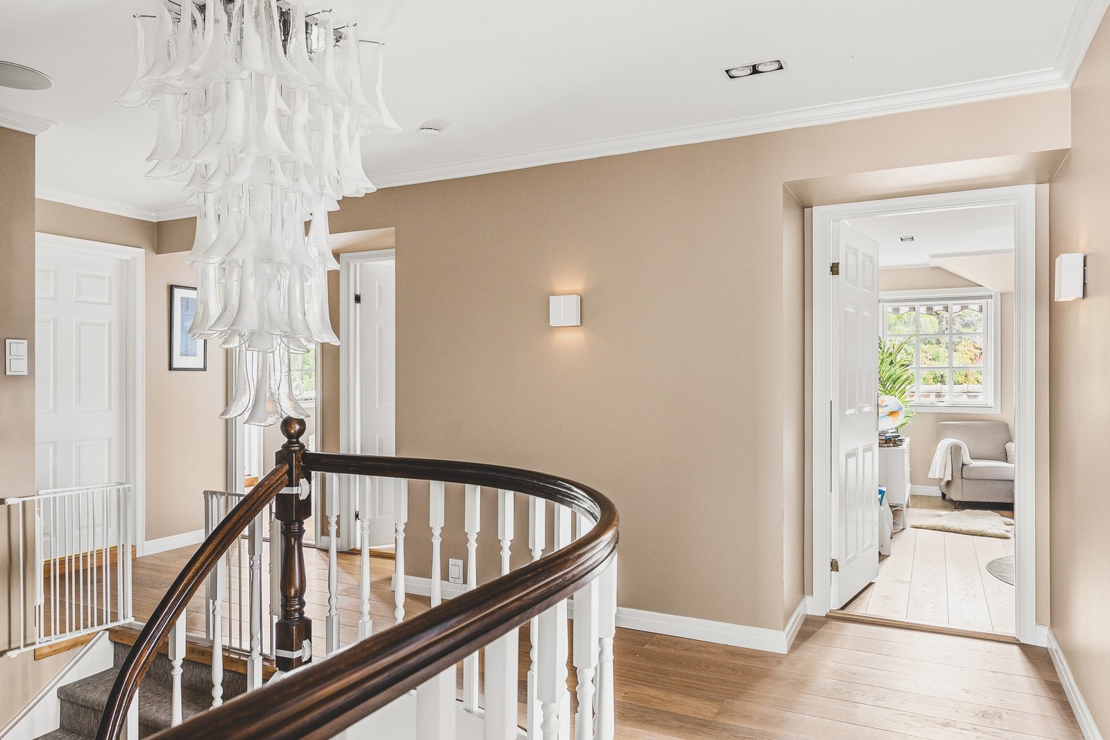 2.etasje bestående av 4 store soverom, loftstue samt baderom og toalett Galleribilde