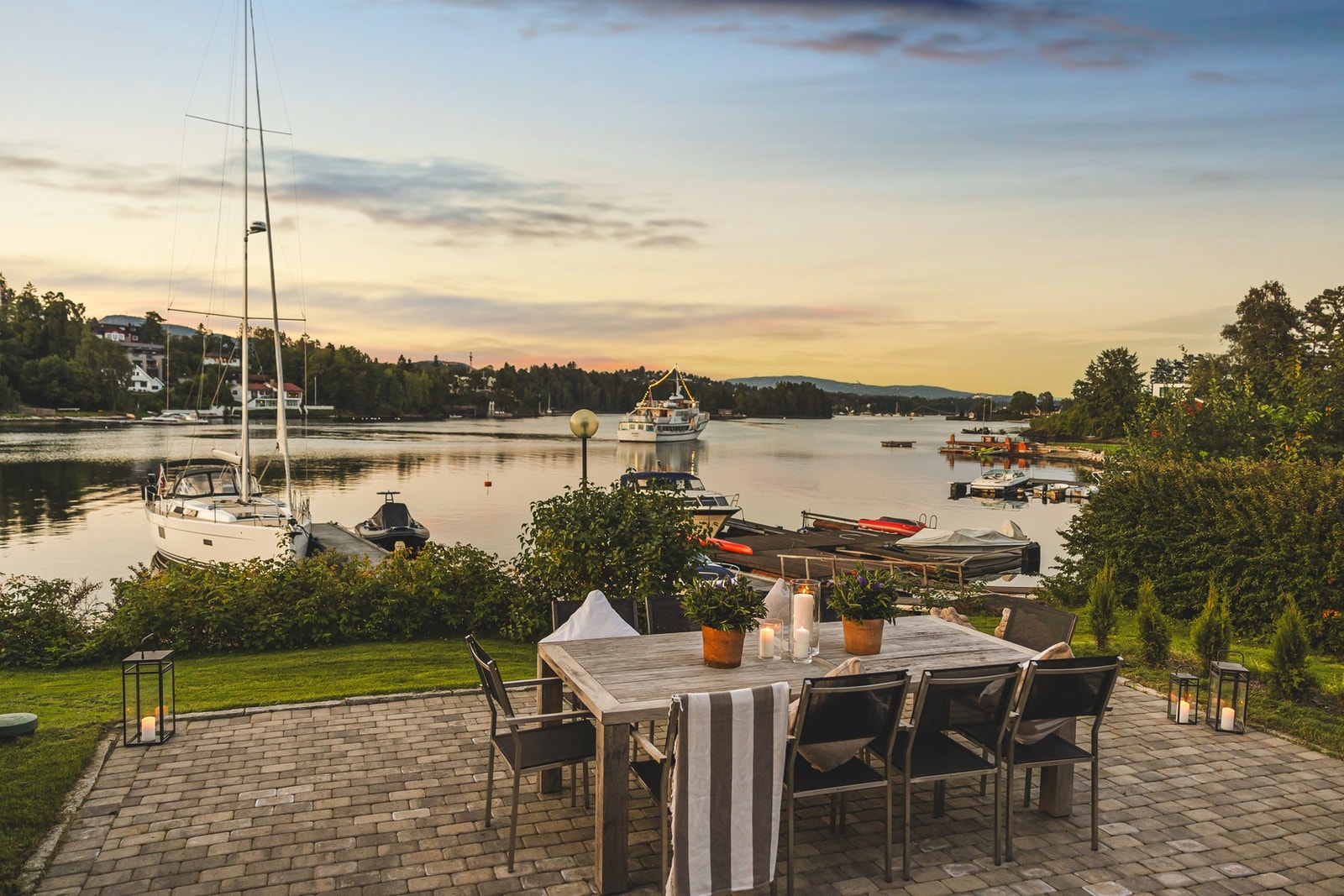 Pent opparbeidet terrasseområde ved vannet med herlig utsikt mot vannet Galleribilde