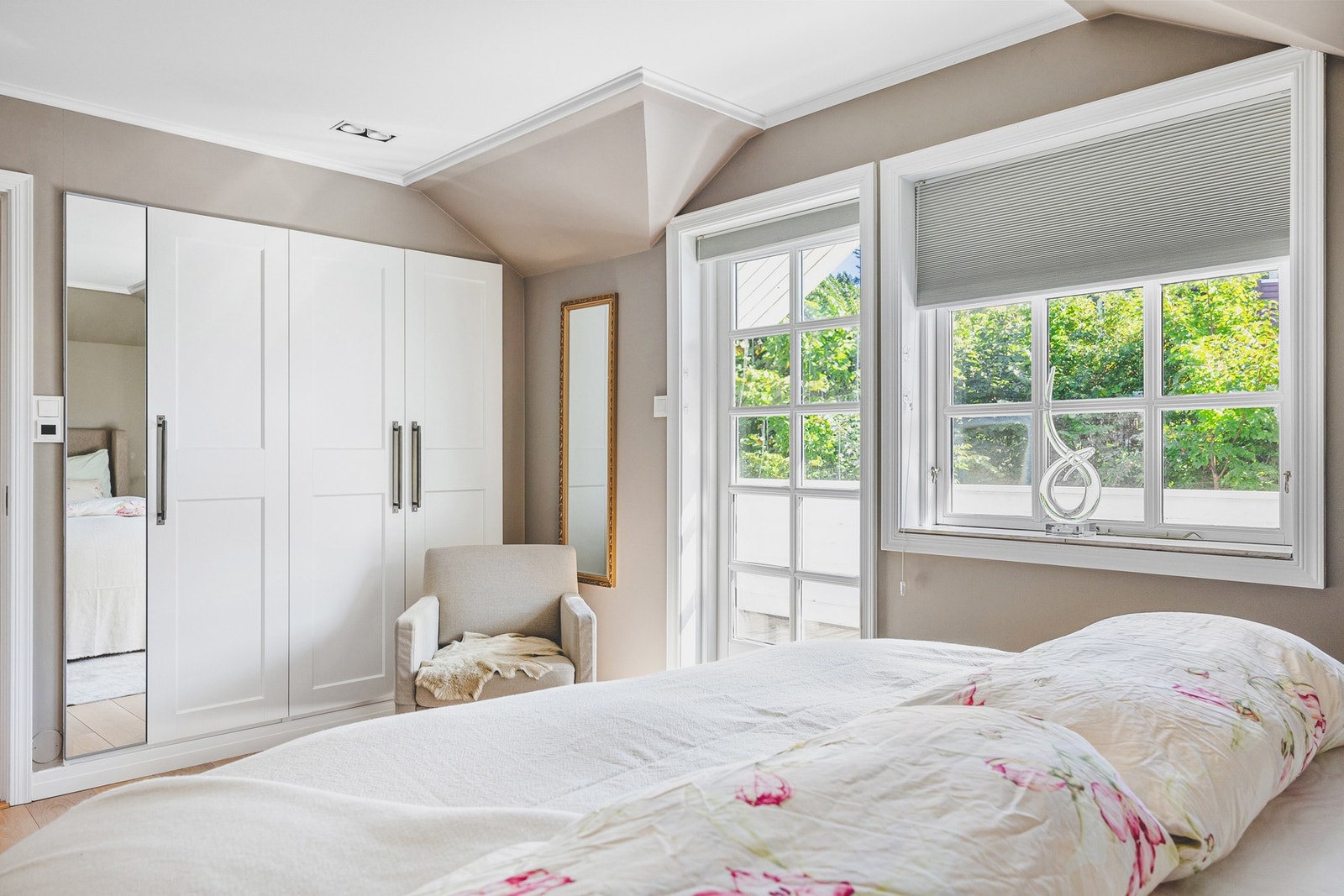 Også dette soverommet integrerte garderobeskap Galleribilde