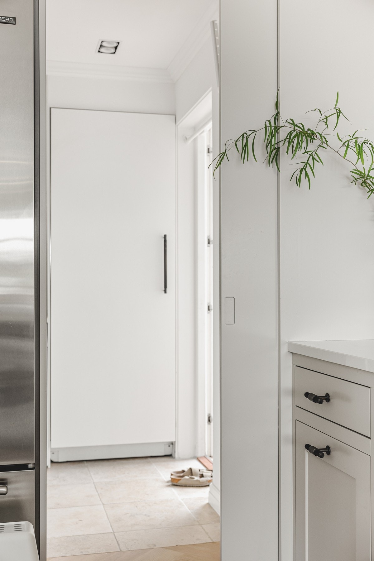 Skyvedør på kjøkkenet med inngang til grovkjøkken og vaskerom. Bak høyskapdør har man intergrert fryseskap fra kvalitetsmerket SubZero. Fra dette rommet er det egen kjøkkeninngang/utgang til hage Galleribilde