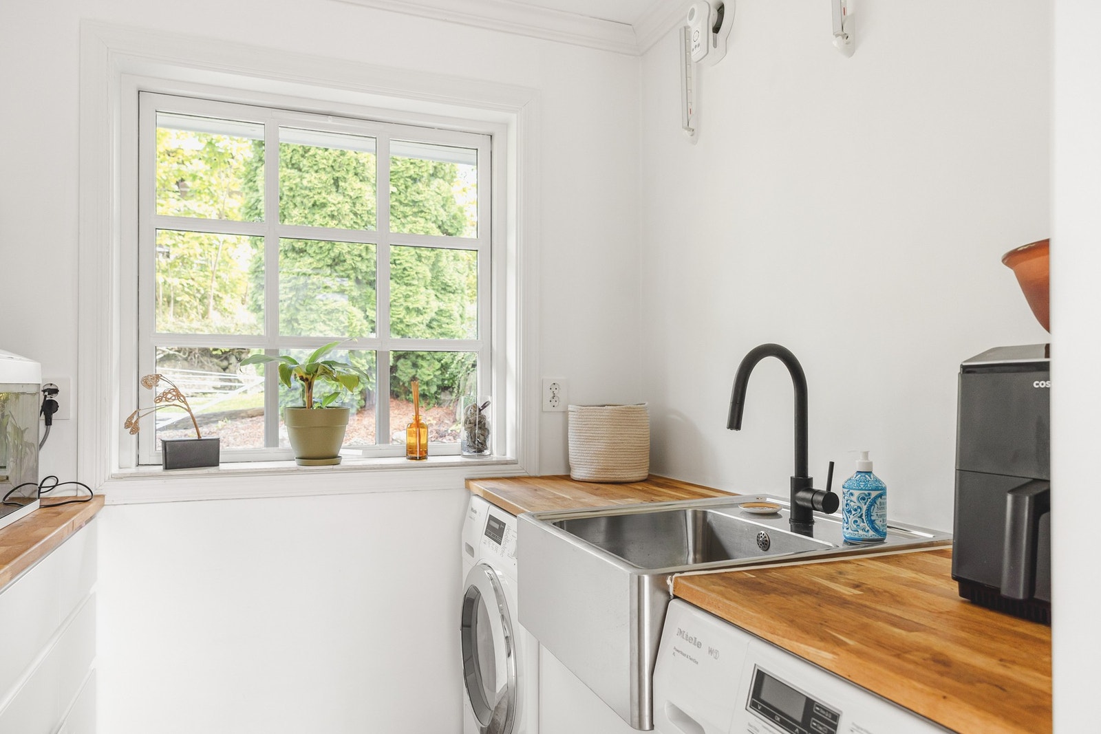 Grovkjøkken/vaskerom i bakkant av kjøkkenet Galleribilde