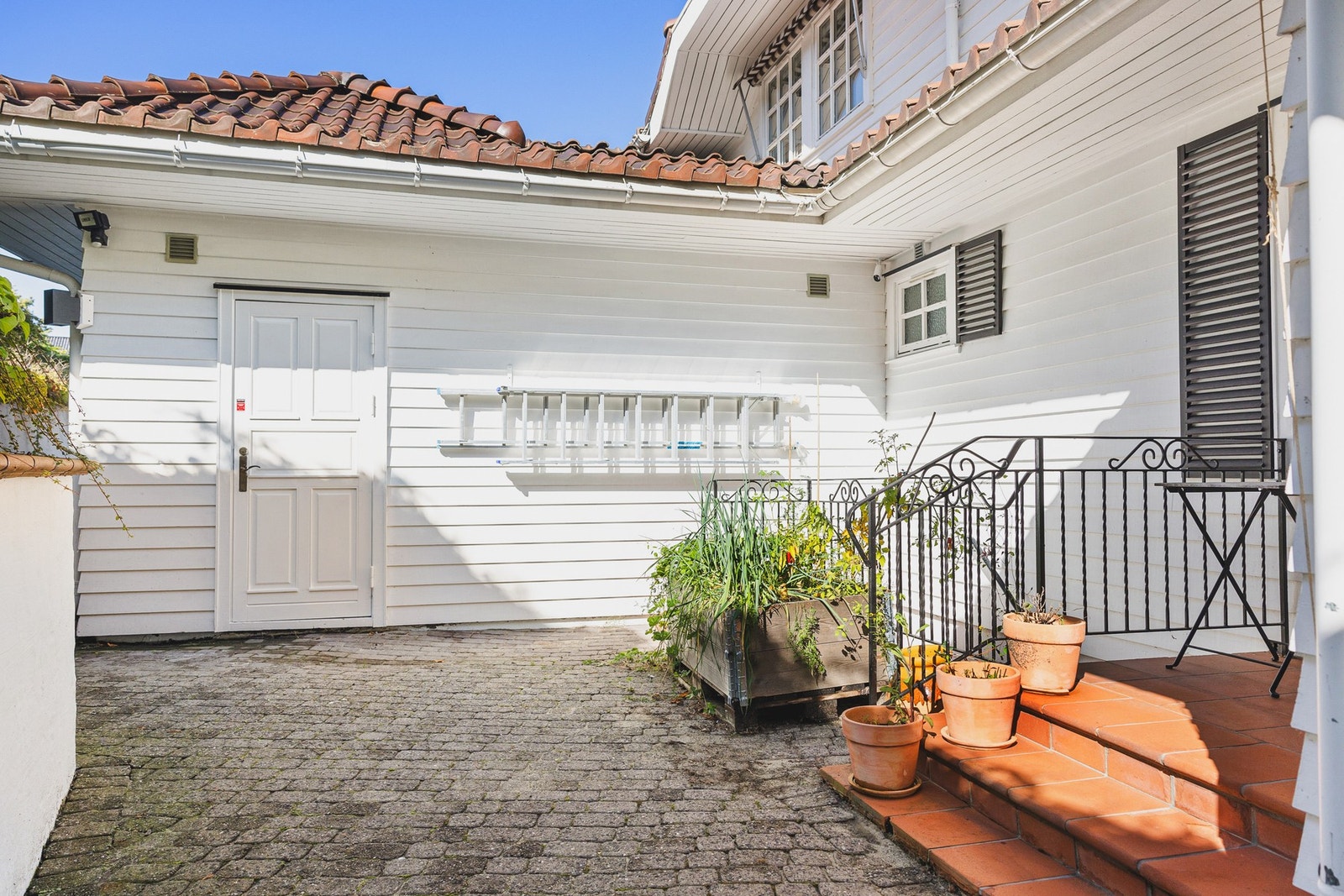 Kjøkkeninngang fra hage, adkomst til garasje Galleribilde