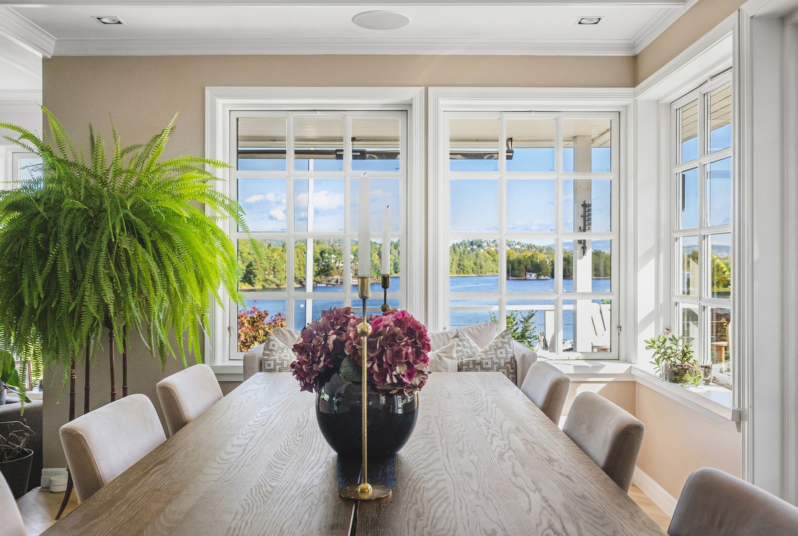 Spisestue med vakker utsikt, utgang til terrasse fra spisestuen Galleribilde